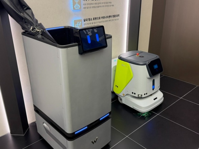 KT에스테이트는 경기도 수원시 영통구에 짓는‘영통역 우미 린’의 견본주택을 17일 열고 분양에 들어갔다. 사진은 견본주택에 마련된 짐 배송·청소 로봇. 사진=최재민 기자