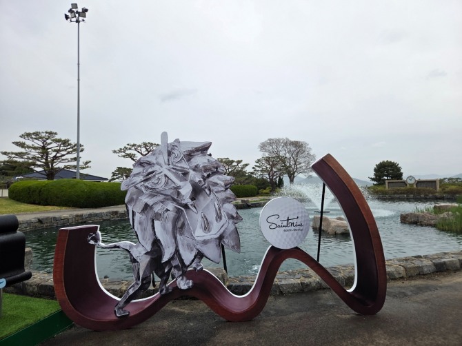 골프장에 들어선 세인트나인 골프볼 조형물. 사진=글로벌이코노믹