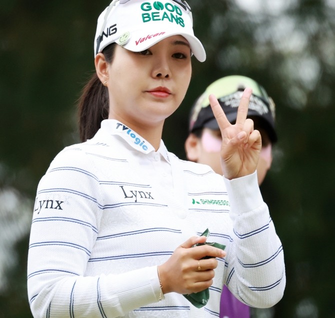 이글을 기록한 뒤 V자를 그려보이는 장은수. 사진=글로벌이코노믹