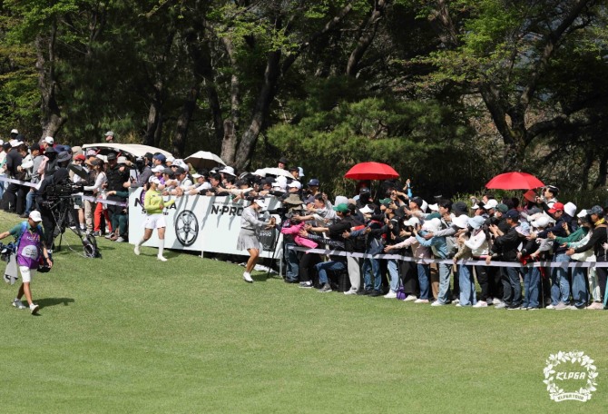최종일 경기 중에 갤러리들과 하이파이브를 하는 선수들. 사진=KLPGA 박준석 포토 