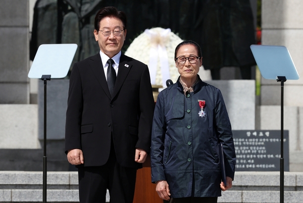 경남도립마산병원(현 마산의료원) 재직 시절 김주열 열사 얼굴에 박혀있던 최루탄 제거 작업에 참여했던 간호사 정성자(오른쪽) 씨와 이재명 대통령이 19일 서울 강북구 국립419민주묘지에서 열린 제66회 4.19혁명 기념식에서 기념촬영을 하고 있다. 정 씨는 건국포장자로 선정돼 경남 대표로 포상을 받았다. 사진=연합뉴스