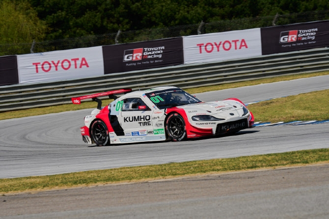 토요타 가주 레이싱 6000 클래스를 달리고 있는 이창욱 선수의 차량 사진=슈퍼레이스