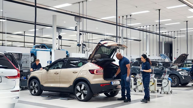 볼보 테크니션들이 차량을 점검하고 있다. 사진=볼보