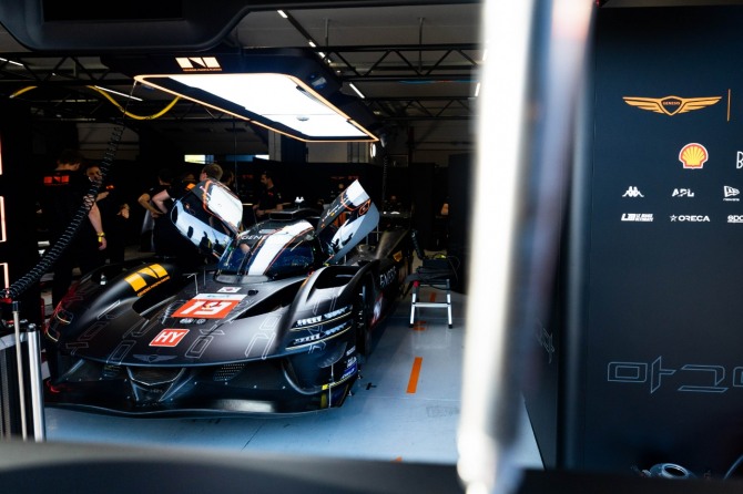 제네시스 마그마 레이싱 피트에서 정비 중인 GMR-001 하이퍼카 #19 차량. 사진=제네시스