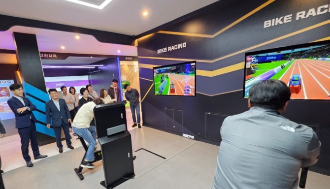 평택시와 평택시의회 관계자들이 용인특례시의 가상현실 스포츠체험센터를 방문해 시설을 둘러보고 있는 모습. 사진=용인특례시