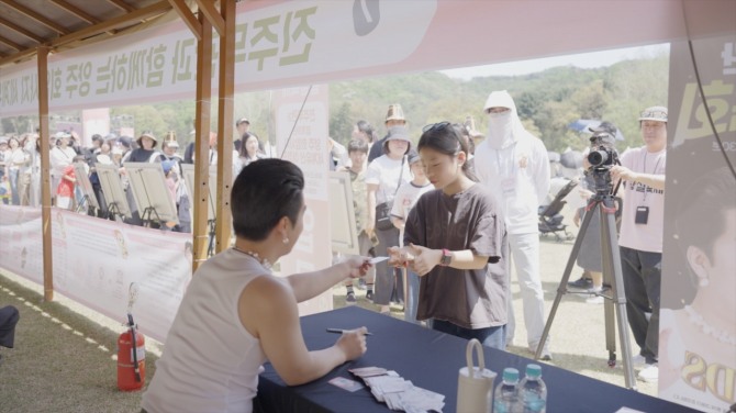 양주 회암사지 왕실축제 현장에서 진주무관의 팬사인회에 방문객들이 줄지어 서있는 모습. 사진=양주시