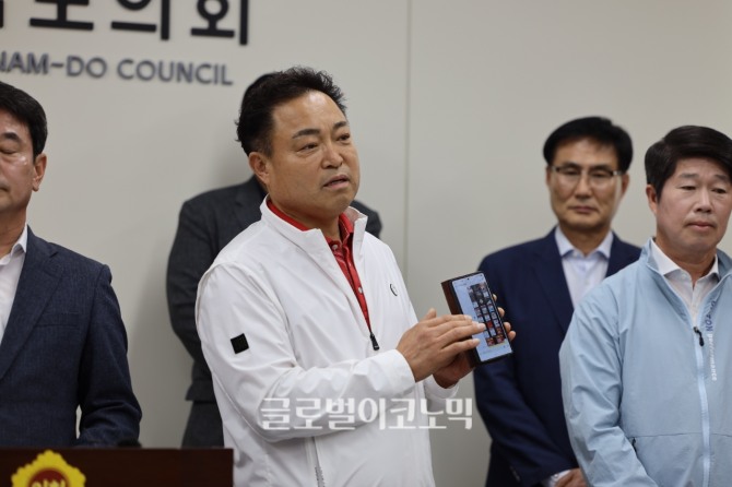 20일 경남도의회 브리핑룸에서 열린 '조영제 함안군수 후보 공천 철회' 촉구 기자회견에서 한 참석자가 자신의 휴대폰을 내보이며 당원명부 유출 의혹 근거를 설명하고 있다. 사진=임승제 기자 