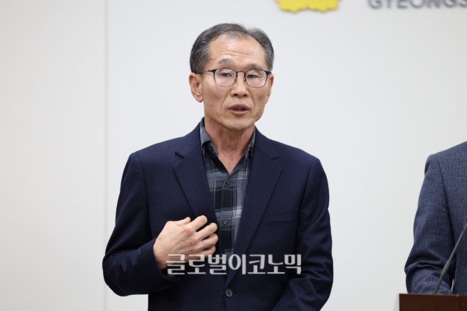 고 조진래 전 국회의원 지인인 A씨가 20일 경남도의회 브리핑룸에서 열린 기자회견에서 조영제 후보의 과거 비리에 대해 폭로하고 있다. 사진=임승제 기자