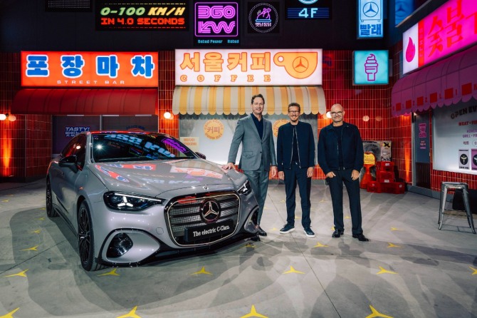 (좌로부터) 올라 칼레니우스, 메르세데스-벤츠 그룹 AG 이사회 의장 겸 CEO; 마티아스 가이젠 메르세데스-벤츠 그룹 AG 이사회 멤버 겸 세일즈 & 고객 경험 총괄; 요르그 부르저 메르세데스-벤츠 그룹AG 이사회 멤버 겸 최고기술책임자(CTO), 개발&구매 총괄 사진=메르세데스-벤츠코리아