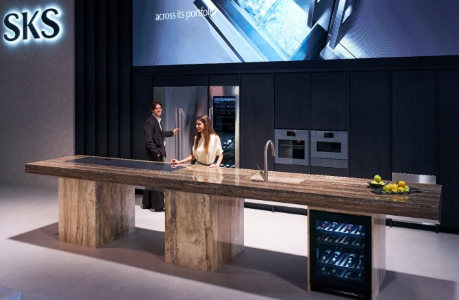 관람객이 LG전자가 이탈리아 밀라노에서 20일부터 개최되는 디자인 전시회 ‘밀라노 디자인 위크 2026’의 주방가전·가구 박람회 ‘유로쿠치나’에 마련한 부스를 살펴보고 있다. 사진=LG전자