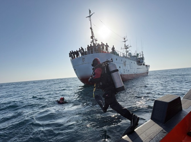 동해해양경찰 구조대원이 독도 북동방 해상에서 스크루에 감긴 폐그물 제거를 위해 입수하고 있다.사진=동해해경