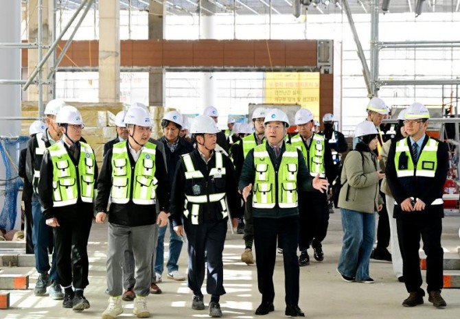 지난 21일 유정복 시장 공사 현장 내부 방문 모습. 사진=인천시