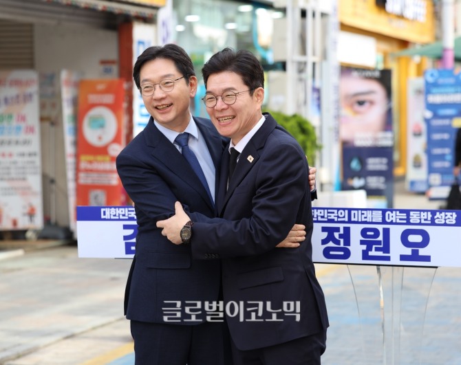 지난 21일 오후 김경수·정원오 더불어민주당 경남도지사와 서울시장 후보가 경남 창원시 마산합포구 창동예술촌에서 '경남·서울 상생협력 공동선언'을 발표한 뒤 포옹하고 있다. 사진=임승제 기자
