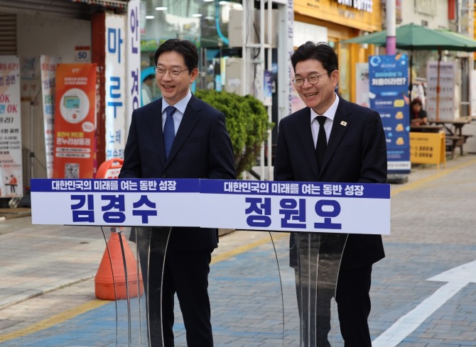 김경수·정원오 더불어민주당 경남도지사와 서울시장 후보가 21일 오후 경남 창원시 마산합포구 창동예술촌에서 '경남·서울 상생협력 공동선언'을 발표한 뒤 취재진을 향해 활짝 웃고 있다. 사진=임승제 기자