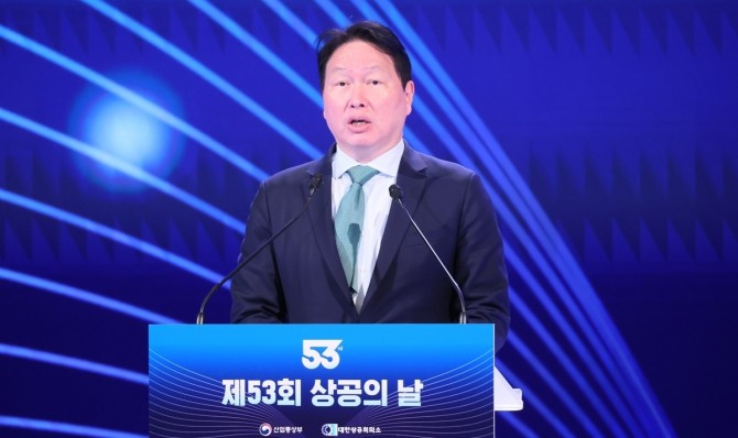 최태원 대한상의 회장이 3월말 서울 중구 대한상의에서 열린 제53회 상공의 날 기념식에서 기념사를 하고 있다. 사진=연합뉴스