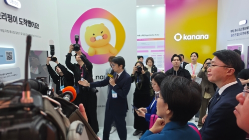 카카오 관계자가 최민희 국회 과방위원장과 류제명 과기정통부 제2차관을 비롯한 관계자들에게 카나나를 설명하고 있다. 사진=글로벌이코노믹 이재현 기자