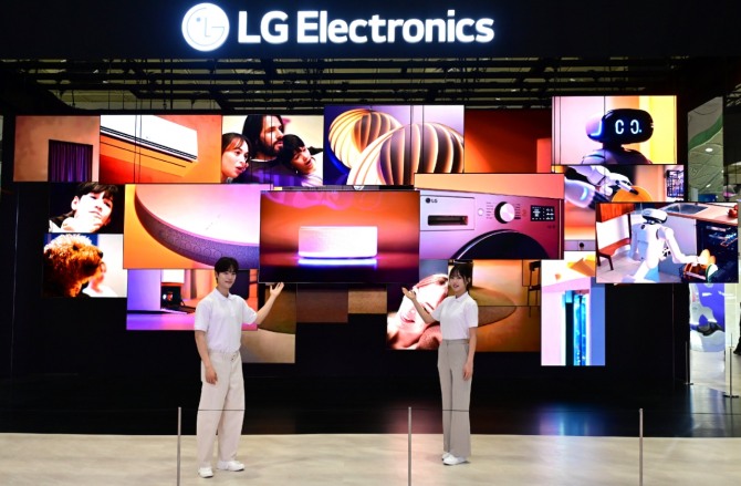 22일 서울 코엑스 ‘2026 월드IT쇼’ LG전자 전시관 입구에 ‘LG 시그니처 올레드 W’로 구성된 미디어 아트가 설치돼 있다. 사진=LG전자