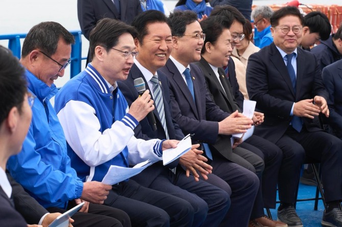 22일 김경수 더불어민주당 경남도지사 후보가 경남 통영시 욕지도에서 탑승한 여객선에서 열린 선상 최고위원회의에서 발언하고 있다. 사진=김경수 후보 캠프.