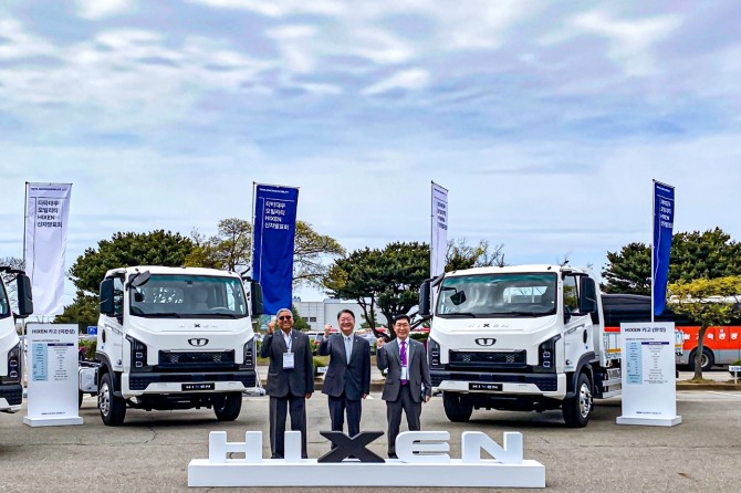 타타대우모빌리티 하이쎈(HIXEN)출시 기념 미디어데이에서 (좌측부터) 타타대우모빌리티 아닐 신하(Anil Sinha)부사장, 김태성 사장, 황춘화 연구소장이 기념사진 촬영을 하고 있다. 사진=박지수 기자