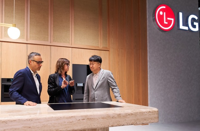 관람객이 LG전자가 밀라노 디자인 위크에서 처음 선보인 유럽 전용 LG 빌트인 패키지 제품을 살펴보고 있다. 사진=LG전자