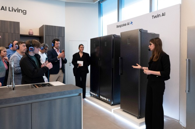 참석자들이 21일(현지 시각) 이탈리아 밀라노에서 열린 삼성전자 가전 기술 세미나 '더 브리프 밀란'에서 '비스포크 AI 냉장고 1도어' 냉장고를 살펴보고 있다. 사진=삼성전자