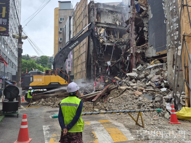 지난 23일 LH 매입약정 민간 신축 성남시 중원구 성남동 철거 공사 현장. 사진=이지은 기자