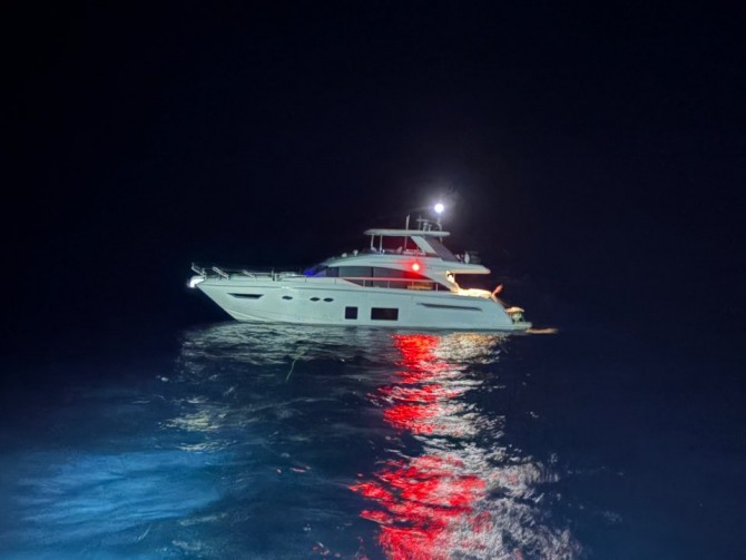 기상악화로 항해에 어려움을 겪던 러시아 요트가 야간 긴급피난을 위해 울릉도 저동항으로 이동하고 있다.사진=동해해양경찰서  울릉파출소