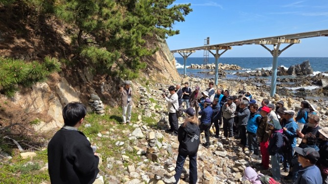 울진 봉평리 신라비 채석장 일원에서 진행된 시민 참여 현장답사에서 전문가의 해설을 들으며 문화유산의 역사적 가치를 공유하고 있다.사진=포항시