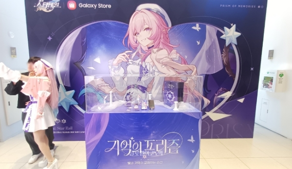 삼성스토어 홍대에서 4월 24일 '붕괴: 스타레일' 컬래버레이션 팝업 스토어가 열렸다. '키레네' 코스프레 모델이 방문객과 셀카를 찍어주고 있다. 사진=이원용 기자