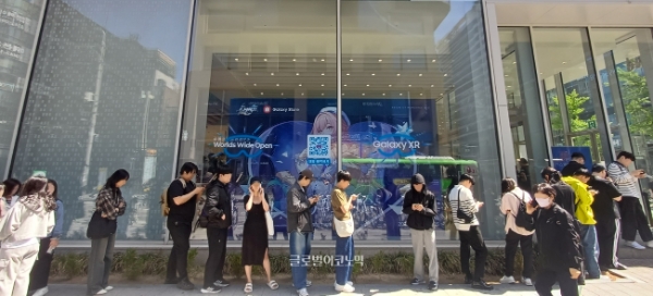 홍대 삼성스토어 방문을 예약한 '붕괴: 스타레일' 팬들이 입장을 앞두고 줄지어 대기하고 있다. 사진=이원용 기자