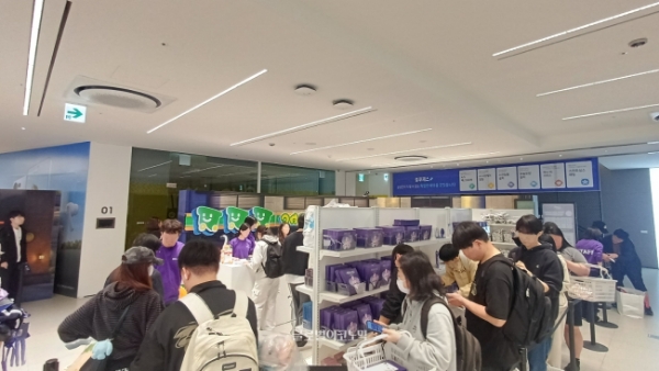 삼성 스토어 2층에는 붕괴: 스타레일 굿즈 샵이 들어섰다. 사진=이원용 기자