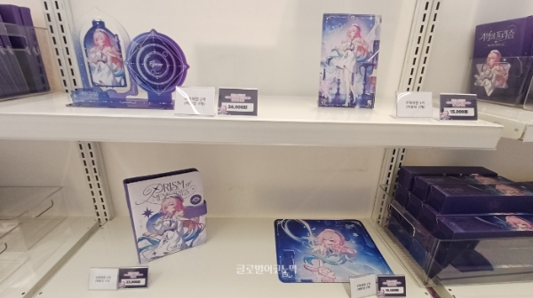 갤럭시와 컬래버레이션한 주인공, 키레네의 굿즈들. 사진=이원용 기자