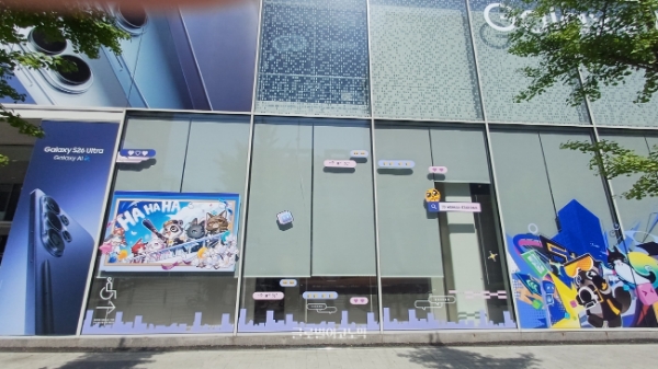 삼성스토어 외부에도 붕괴: 스타레일 테마 랩핑이 이뤄졌다. 사진=이원용 기자