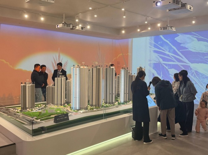 DL이앤씨는 경기도 부천시 원미구에 짓는  ‘e편한세상 부천 어반스퀘어’의 견본주택을 24일 열고 분양에 들어갔다.  사진은 견본주택에 마련된 e편한세상 부천 어반스퀘어 모형도. 사진=최재민 기자