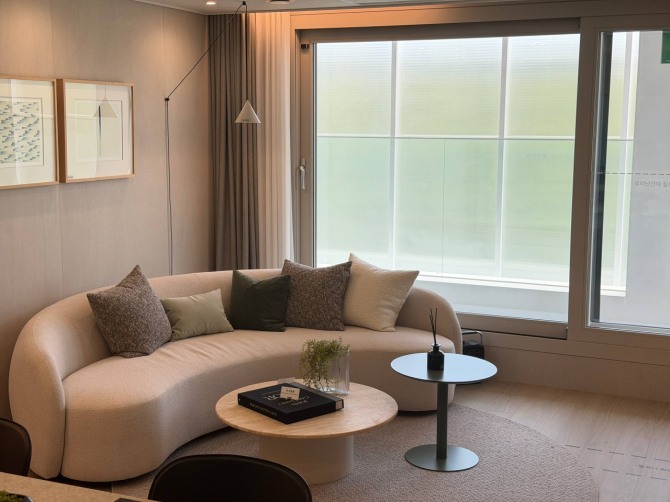 DL이앤씨는 경기도 부천시 원미구에 짓는  ‘e편한세상 부천 어반스퀘어’의 견본주택을 24일 열고 분양에 들어갔다. 사진은 견본주택에 마련된  74㎡B타입 거실. 사진=최재민 기자