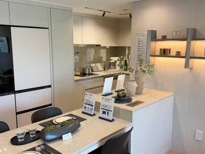 DL이앤씨는 경기도 부천시 원미구에 짓는  ‘e편한세상 부천 어반스퀘어’의 견본주택을 24일 열고 분양에 들어갔다. 사진은 견본주택에 마련된  74㎡B타입 주방. 사진=최재민 기자