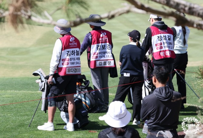 실종아동찾기 빕을 입고 있는 캐디들. 사진=KLPGA 박준석 포토