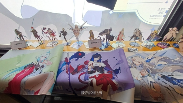 골든 크레마에 전시된 카제나 테이블 매트와 아크릴 스탠드들. 사진=이원용 기자