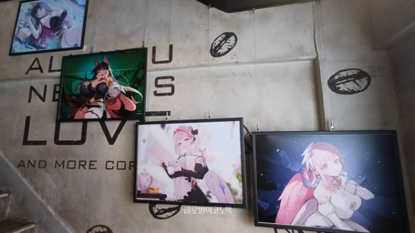 계단 옆으로도 여러 일러스트들이 전시됐다. 사진=이원용 기자