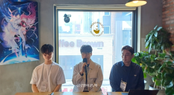 서울 홍대 골든 크레마에서 25일 '카오스 제로 나이트메어(카제나)' 0.5주년 기념  '나이트메어 가든 티파티' 행사가 열렸다. 이날 '카제나' 개발진이 기자들의 질의에 답변하는 밋업 행사도 함께 열렸다. 왼쪽부터 카제나 개발 스튜디오 슈퍼크리에이티브의 최승현 라이브 디렉터, 김기범 전투 기획자와 스마일게이트의 김주형 사업실장. 사진=이원용 기자