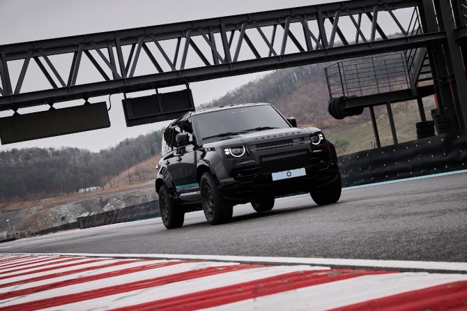 디펜더 옥타 블랙 에디션 사진=육동윤 기자