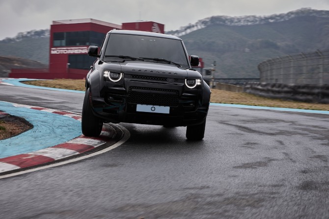 디펜더 옥타 블랙 에디션 사진=육동윤 기자