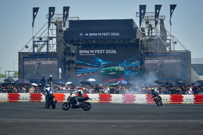 모터라드 모터사이클 선수들이 관람객들 앞에서 퍼포먼스를 선보이고 있다.=BMW코리아