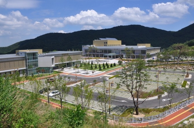 울산하늘공원 전경. 삼동~KTX울산역 도로는 시설 유치 과정에서 주민들과 약속된 핵심 기반사업이다. 사진=울산시