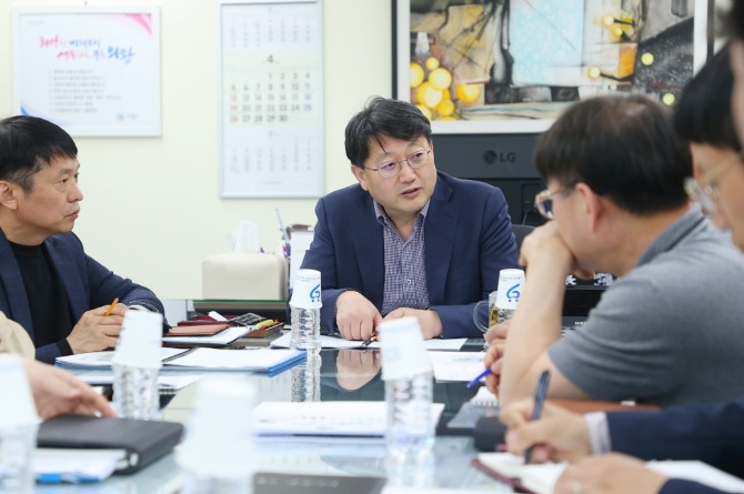 안치권 안성시 부시장이 철도특구 맞춤형 개발 전략 수립 회의를 하고 있는 모습. 사진=안성시