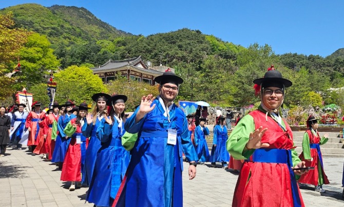 중앙대학교 외국인 교환학생들이  전통 의상을 입고 용문산 산나물축제 현장에 참여하고 있는 모습. 사진=양평군