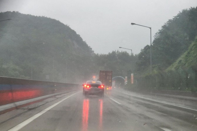 비오는 고속도로 풍경. 사진=글로벌이코노믹