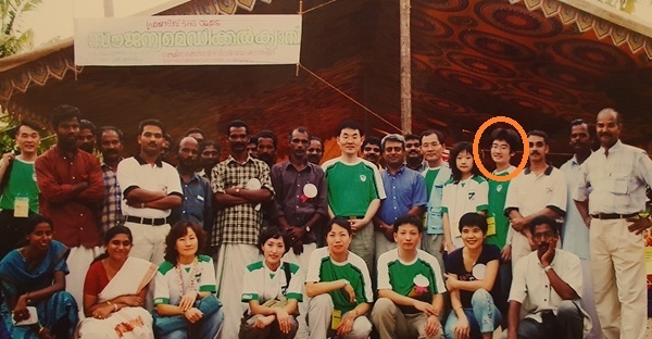 개혁신당 정이한 부산시장 예비후보(뒷줄 오른쪽에서 네 번째)의 해외 봉사 활동 모습(둥근원). 사진=정이한 선거사무소 제공