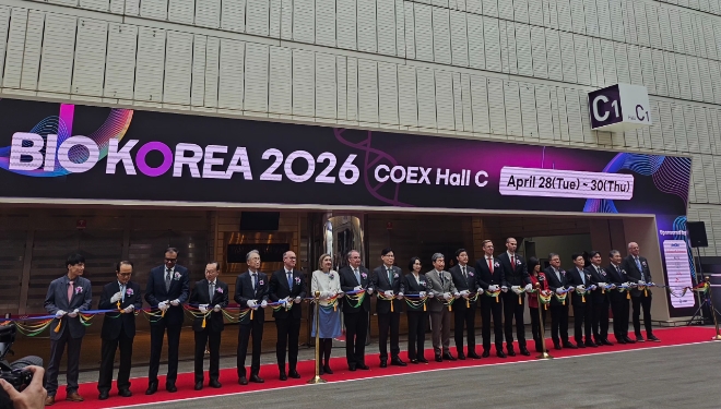 바이오코리아 2026에 참석한 주요관계자들이 테이프 커팅식을 진행하고 있다. 사진=황소원기자