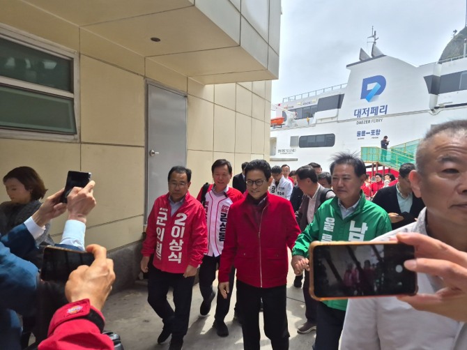 지난 28일 이철우 경북도지사 후보가 28일 울릉도 도동항에서 지지자 및 지역 인사들과 함께 이동하며 주민들과 인사를 나누고 있다.사진=울릉기자단